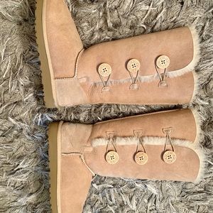 UGG Women's Bailey Button Triplet Sand Color
